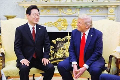 Tổng thống Hàn Quốc Lee Jae Myung (trái) hội đàm với người đồng cấp Mỹ Donald Trump. Ảnh CNN