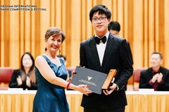Thí sinh Nguyễn Đức Kiên đạt Giải ba - bảng thi dành cho Nghệ sĩ và đạt giải Thí sinh Việt Nam xuất sắc nhất.