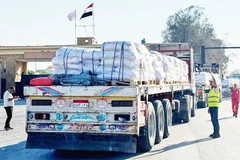 Xe tải chở hàng viện trợ vào Gaza không đủ đáp ứng nhu cầu. Ảnh: AP