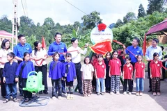 Khánh thành sân chơi cho thiếu nhi tại thôn Còn Kéo, xã Đồng Đăng.