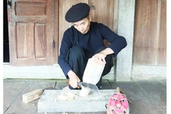Già Hoàng Văn Cầu chế tác mặt nạ Ka Đong.