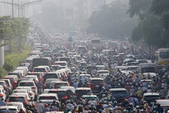 Hạn chế ô nhiễm không khí ở đô thị là vấn đề đang được cả xã hội quan tâm. Ảnh: KHIẾU MINH