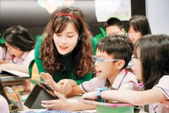 Dự án Apple Ipad nhằm phát triển năng lực số bằng tiếng Anh ở một số trường tại Hà Nội. Ảnh: NSHN