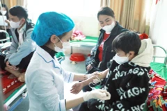 Khám bệnh cho học sinh và người dân xã biên giới Tuyên Quang. 