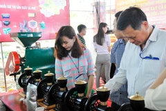 Giới thiệu sản phẩm tại lễ hội cà-phê Tây Nguyên. Ảnh: HẢI NAM