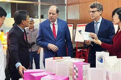 Trưng bày các tác phẩm sáng tác về Chủ tịch Hồ Chí Minh.