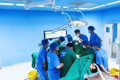 Đoàn chuyên gia của CLB Sala khám, chữa bệnh miễn phí cho người nghèo.