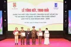 Các tác giả nhận giải A ở hai thể loại tiểu thuyết, truyện và ký.