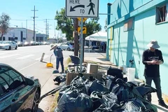 Một buổi dọn rác trong chiến dịch Clean LA With Me. Ảnh: THE WASHINGTON POST