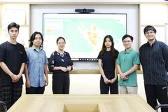 PGS, TS Nguyễn Thị Nhật Thanh (thứ ba, từ trái sang) và các thành viên trong nhóm nghiên cứu "Địa không gian thông minh".