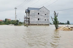 Nhà xây chống bão, vượt lũ đang trong giai đoạn hoàn thành ở xã Lệ Thủy (Quảng Trị).