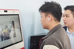 Người dân sử dụng kiosk thông minh và hệ thống xác thực cấp bản sao số tài liệu điện tử. Ảnh: NAM NGUYỄN