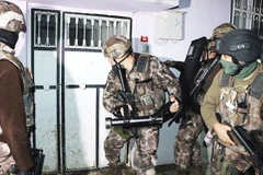 Cảnh sát Thổ Nhĩ Kỳ trong chiến dịch truy quét IS. Ảnh: THE NEW YORK TIMES