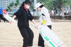 Các tình nguyện viên thu dọn rác trên bãi biển Quy Nhơn.