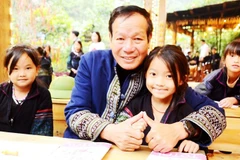 "Bố" Kiên và bé Di tại lớp học ở Cát Cát.