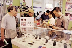 Mặt hàng điện thoại thật giả được trưng bày giúp người tiêu dùng dễ nhận biết. Ảnh: SONG ANH