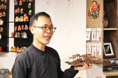 Trương Thanh Tùng giới thiệu sản phẩm pháp lam. 