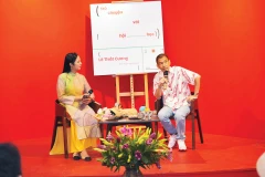 Họa sĩ Lê Thiết Cương và hoa hậu Việt Nam 2010 Ngọc Hân tại lễ ra mắt sách.