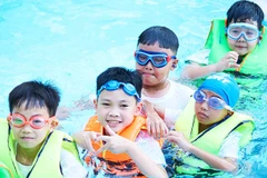 Một lớp rèn kỹ năng dưới môi trường nước cho trẻ em tại Hà Nội. Ảnh: QUANG PHONG