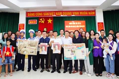 Tổng Biên tập Báo Nhân Dân Lê Quốc Minh tặng các ấn bản đặc biệt của Báo Nhân Dân cho cán bộ, chiến sĩ, người dân trên đảo Đá Tây A.