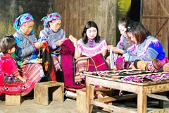 Đảng viên Ma Thị Dí khôi phục nghề thổ cẩm truyền thống, thành lập Tổ hợp tác xã giúp phụ nữ thoát nghèo.