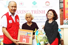 Đại diện Hội Chữ thập đỏ TP Đà Nẵng cấp phát hàng hóa cứu trợ cho người dân gặp thiên tai.