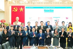 Các đại biểu chụp ảnh lưu niệm. Ảnh: NDĐT