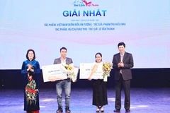 Ban Tổ chức trao Giải nhất cho tác giả Lê Tấn Thanh (thứ 2 từ trái sang) và tác giả khác.