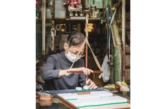 Ở tuổi 68, bà là nữ nghệ nhân cuối cùng còn bền bỉ gìn giữ nghề truyền thống này. Ảnh: CNN