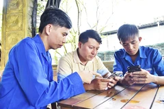 Các cán bộ xã đoàn An Biên hướng dẫn người dân đăng ký thủ tục tư pháp trên Cổng Dịch vụ công quốc gia.