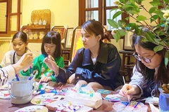 Các bạn trẻ trải nghiệm sáng tạo với lá bồ đề.