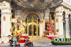 Các trung tâm mua sắm được trang hoàng đón Giáng sinh.