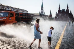 Xe phun nước giải nhiệt ở Thủ đô Moscow. Ảnh: CNN