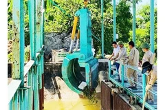 Hệ thống vớt rác tự động tại thượng lưu kênh Bắc.