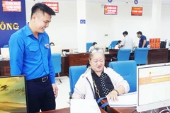 Đoàn viên, thanh niên tỉnh Gia Lai hỗ trợ người dân tiếp cận dịch vụ công trực tuyến. Ảnh: LƯƠNG TÙNG
