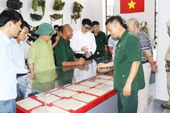 Nhiều khách tham quan và cựu chiến binh hào hứng với các tư liệu về ngành tình báo mà Đại Lâm giới thiệu.