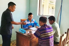 Cán bộ xã Hùng Sơn (TP Đà Nẵng) hướng dẫn người dân chuẩn bị hồ sơ, giấy tờ.