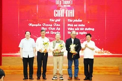 Trao Giải nhì cho các tác giả trong cuộc thi tiểu thuyết của Thời báo Văn học Nghệ thuật.