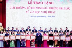 Đảng, Nhà nước khích lệ các văn nghệ sĩ bằng những chính sách đúng đắn, kịp thời. Ảnh: KHIẾU MINH