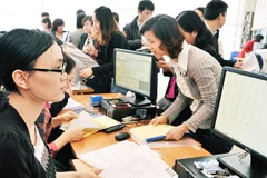 Kê khai thuế tại bộ phận một cửa của Thuế Hà Nội. Ảnh: NGUYỆT ANH
