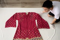 La Quốc Bảo đánh giá hiện trạng chiếc áo cưới hoàng gia triều Nguyễn vừa được sưu tầm từ Hà Lan.