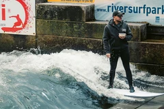 Lướt sóng liên tục hơn 8 giờ