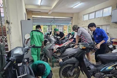 Đã có hàng nghìn chiếc xe ngâm nước được các đội tình nguyện hỗ trợ sửa chữa giúp người dân.