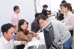 Hướng dẫn doanh nghiệp kê khai tại Thuế thành phố Hà Nội. Ảnh: NAM ANH