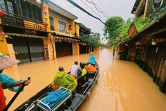 Cứu trợ bằng ghe ở Hội An. Ảnh: HUỲNH NGỌC DUY NGUYÊN