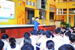 Học sinh Trường THPT Ten Lơ Man (phường Bến Thành) sinh hoạt về nội dung an toàn trên không gian mạng. Ảnh: BÁO PHỤ NỮ