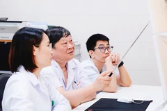 Bác sĩ Nguyễn Viết Tiến hướng dẫn chuyên môn các đồng nghiệp trẻ tại Bệnh viện Phụ sản Thiện An.