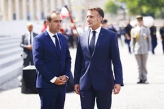 Ông Sebastien Lecornu (trái) và Tổng thống Pháp Macron. Ảnh: AFP