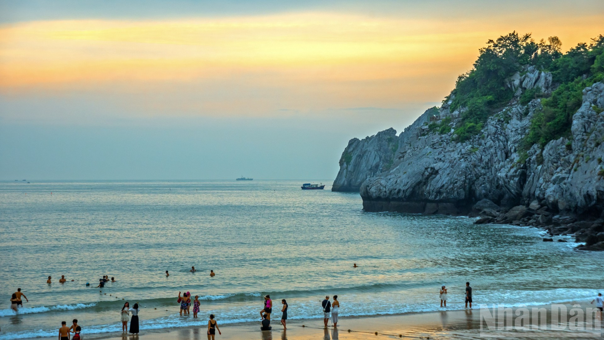 Biển trời giao hòa, sơn thủy hữu tình và những bãi biển đẹp làm nên sự quyến rũ đầy mê hoặc của Cát Bà.