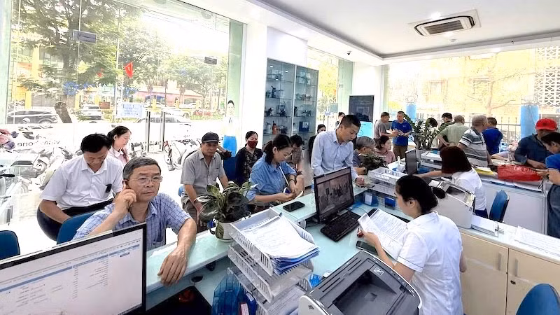 Khách hàng đến xác thực thông tin thuê bao di động tại điểm giao dịch của VNPT Hà Nội.